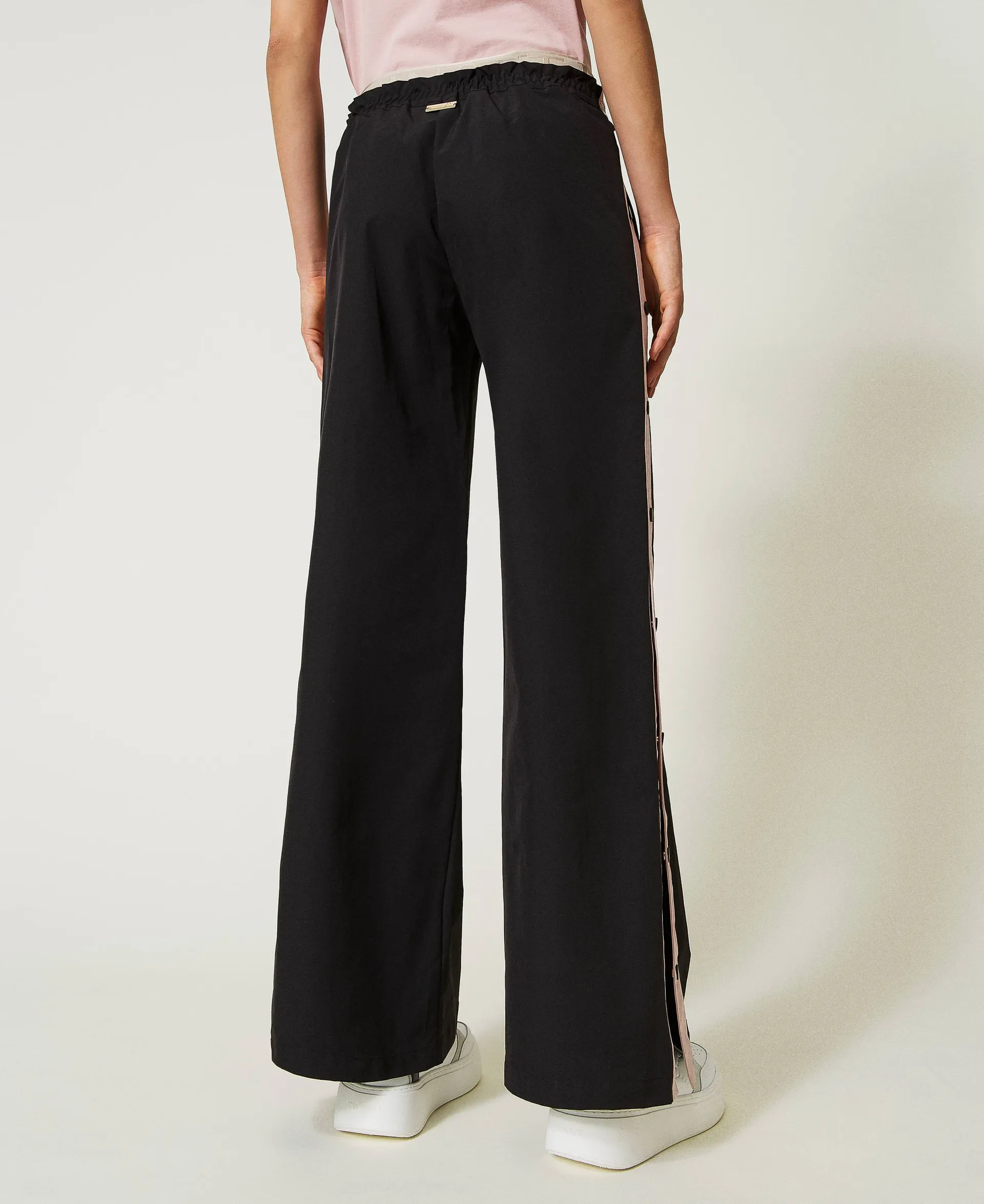 Pantalon ample avec boutons latéraux